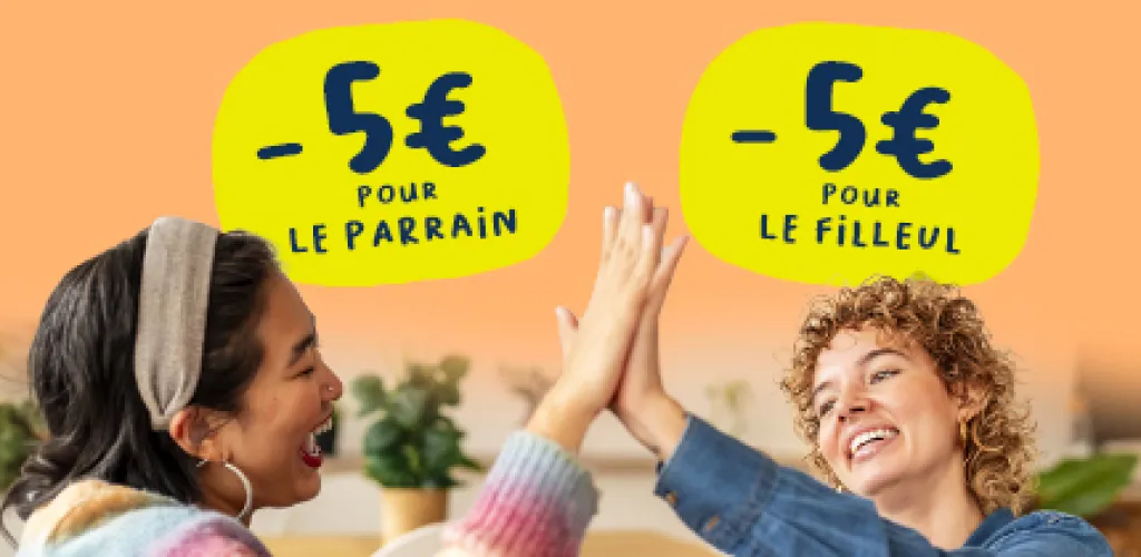 femme qui lis un livre à son fils