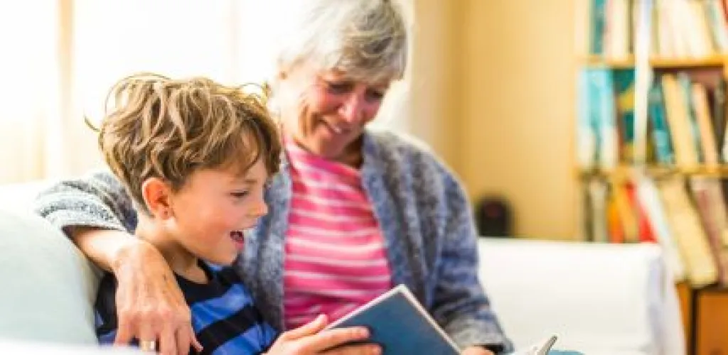 femme qui lis un livre à son fils