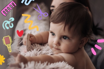 Bébé avec ses cheveux