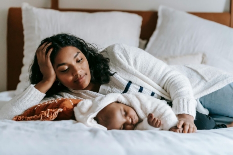 maman et son bebe qui partagent un moment de tendresse au reveil