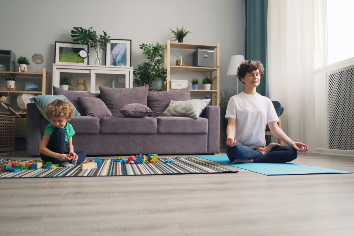 seance de yoga en famille et temps calme avec un jeune enfant