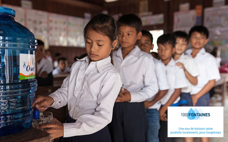 Au Cambodge, ces élèves boivent de l'eau en toute sécurité. Photo : © 1001fontaines