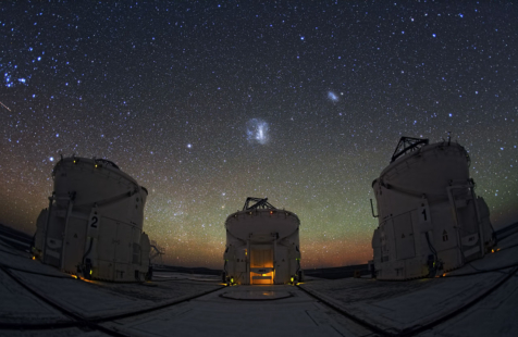 Le Très Grand Télescope du Chili et nuit étoilée