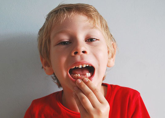Âge première dent de bébé : quand sort la première dent ? – Il était un an