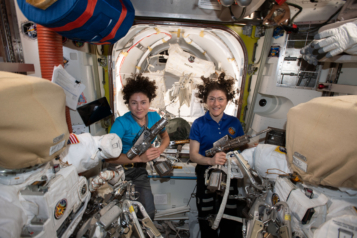 Jessica Meir et Christina Koch à bord de l'ISS. © NASA