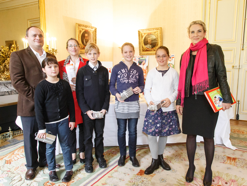 Le directeur de Milan Presse, la rédactrice en chef de wapiti, les enfants lecteurs de Wapiti et la Ministre de l'écologie Delphine Batho