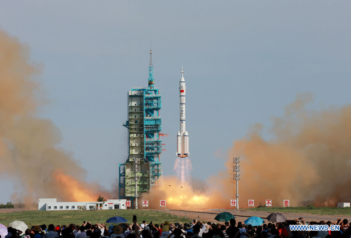 La fusée Shenzhou 10 en plein décollage