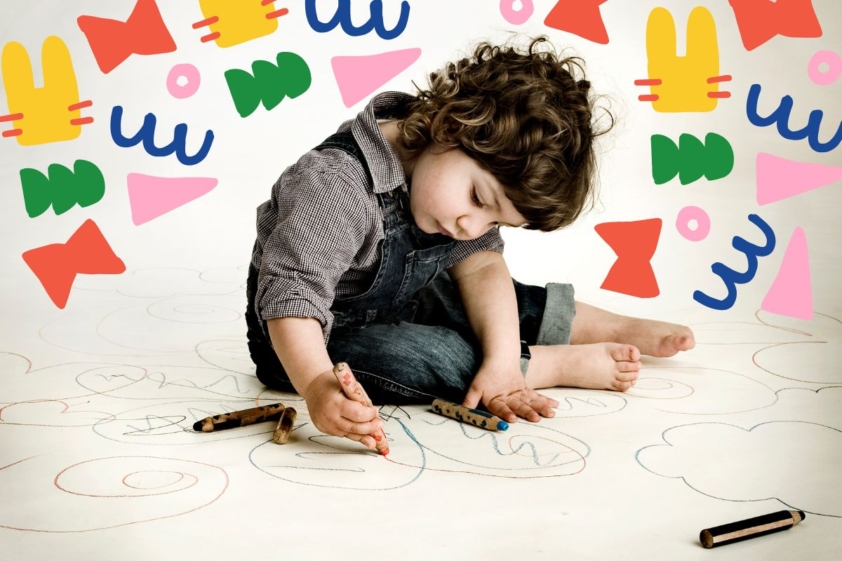 Enfant créatif qui dessine sur le sole avec des crayons de couleurs