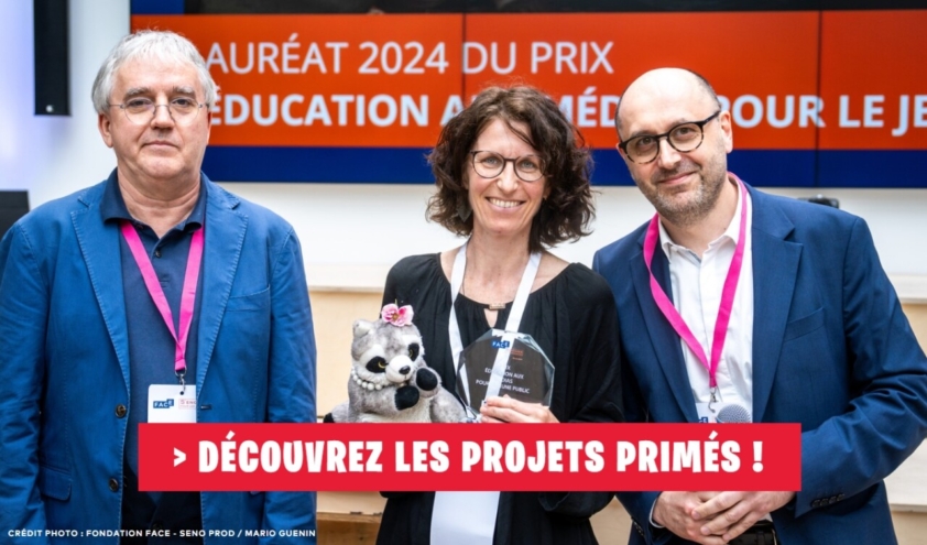 Lauréats du prix Éducation aux Médias pour le Jeune Public 2024 avec leur trophée lors de la cérémonie de remise des prix