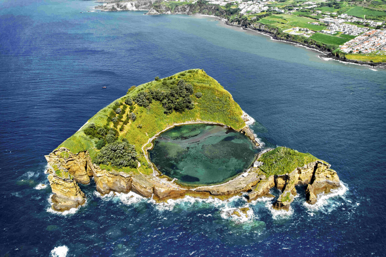 Petite île volcanique 
 des Açores (Portugal) dans l'océan l'Atlantique, près d'une côte. Elle est verdoyante, sa particularité: on y voit l'ancienne caldeira du volcan couverte d'eau. 