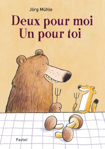 Couverture de l'album jeunesse Deux pour moi, un pour toi de Jörg Mühle, représentant un ours et une belette qui se partagent trois champignons.