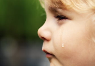 Enfant qui pleure, apprend à gérer ses émotions.