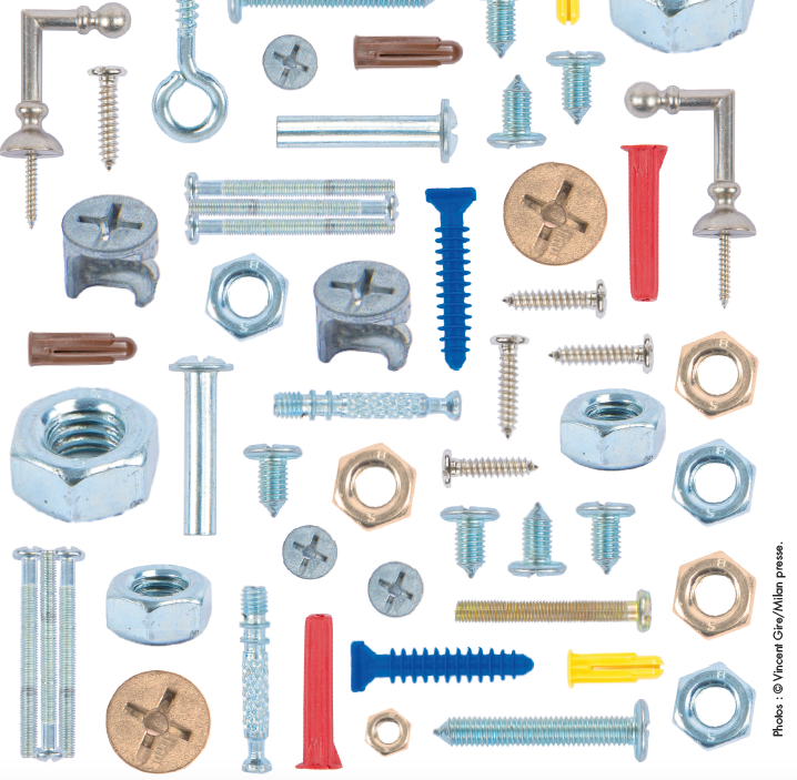 Photo de boulons et de vis de formes et de couleurs différentes