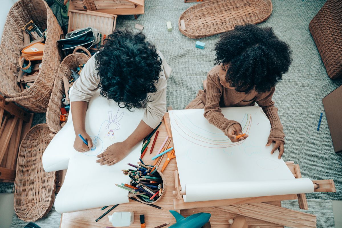Enfants qui font des coloriages