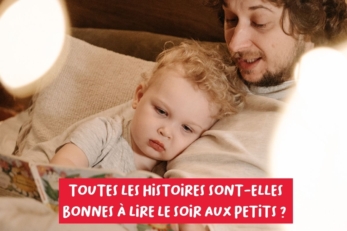 Un papa lit une histoire du soir à un enfant.