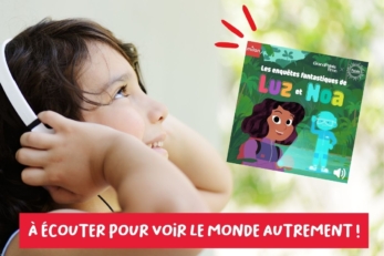 Un enfant écoute un audio avec son casque.