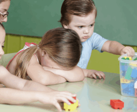 Petite fille la tête dans ses bras