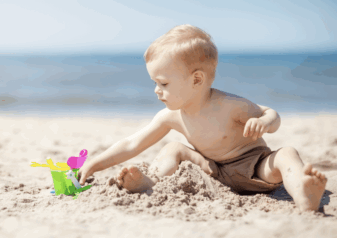 Bébé joue à la plage.