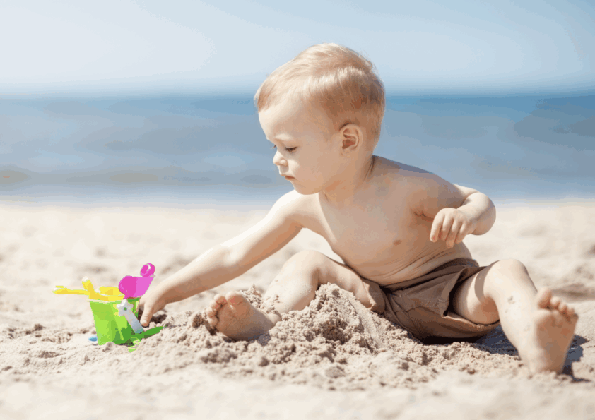 Bébé joue à la plage.