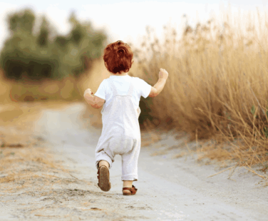 Bébé qui marche dans la nature.