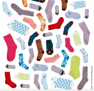 Photos de chaussettes pour adultes et enfants mélangées, dans tous les sens, aux différentes couleurs et différents motifs : bleues à fleurs rouges et bleues, unies rouges, bleues avec des nuages blancs, blanches à carreaux bleus, rayées noires et bleues avec le talon, l'élastique et les orteils rouges, blanches à carreaux verts, roses avec des tomates rouges, grises avec un éclair bleu et jaune.