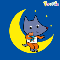 Le personnage de Tiloulou, qui est un petit loup, est assis sur un croissant de lune, prêt à s'endormir.