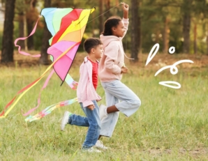 un enfant joue dehors avec un cerf volant fabriqué à la main activités extérieures enfants