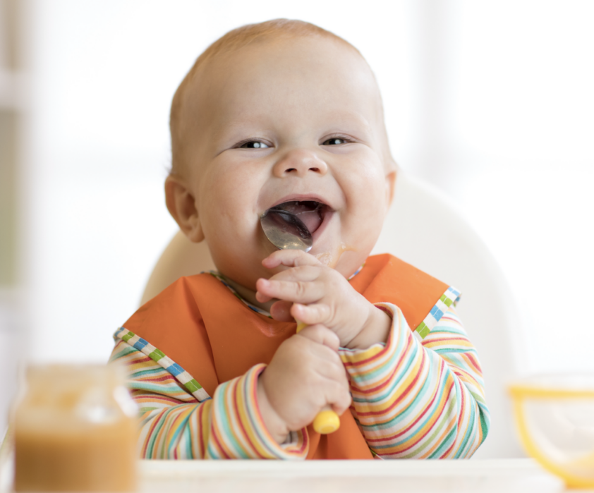 Bébé mange en riant