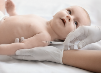 Bébé se fait vacciner par un docteur