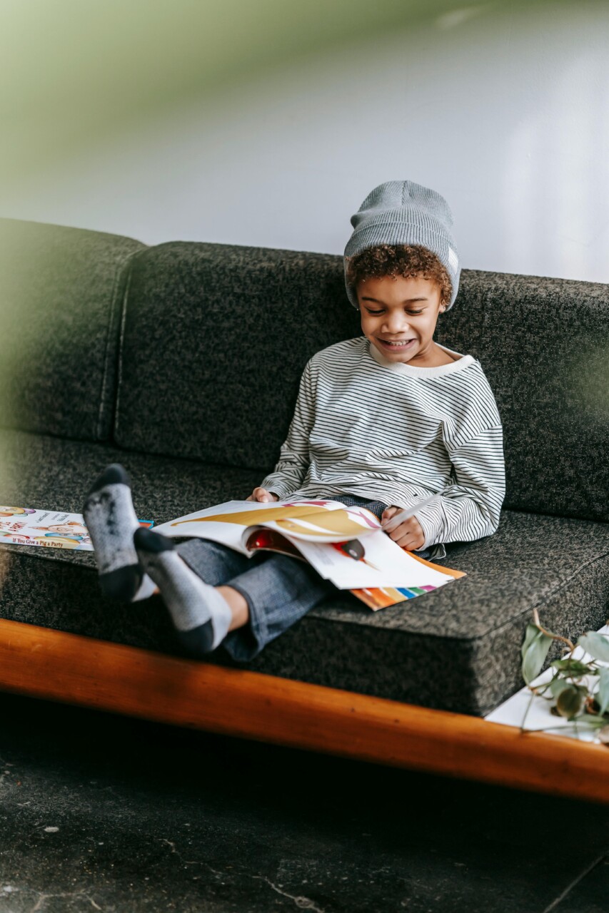 Enfant de 3 ans jouant au cherche et trouve Toupie.