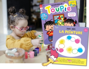 Enfant en train de peindre avec des pots de peinture, avec le magazine Toupie et une activité peinture à imprimer inspirée de la Nuit des musées