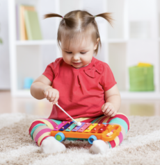 Petite fille qui joue de la musique.