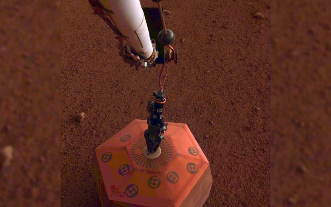 Sismomètre posée par le bras robotique d'InSight