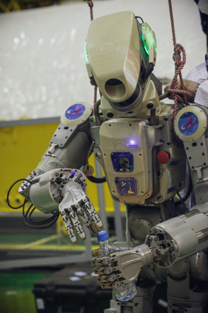 Le robot Fedor en train d'ouvrir une bouteille d'eau. © Roscosmos/Space Center Yuzhny